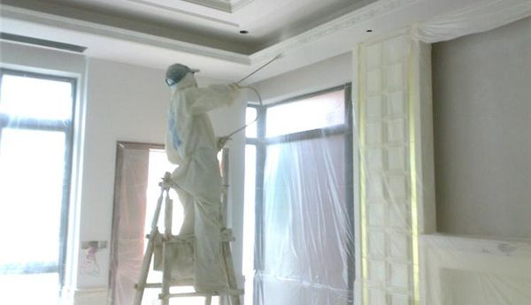 裝修施工：粉刷墻面是用滾輪粉刷還是用機器噴涂？哪種更好？